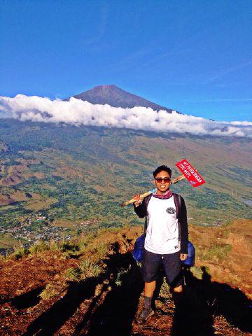 Bpak Heru @Semblehok memakai seragam #KNK_Kustom saat sedang mendaki di Pergasingan.Sembalun Lombok NTB! 😍