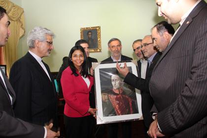 VTVcanal8's tweet photo. Canciller venezolana se reunió con parlamentarios de Irán: Han venido con mensajes de paz http://t.co/88H4GMpWsP  http://t.co/lgN02wDQof