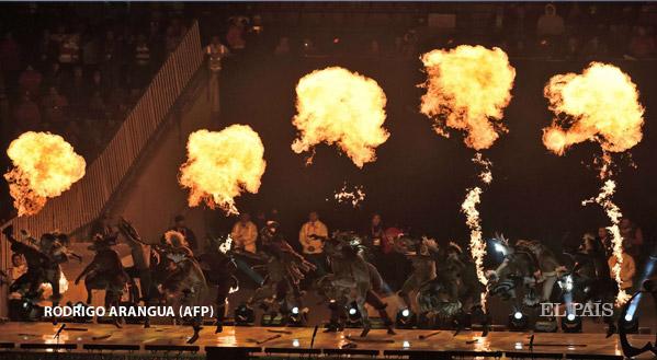 el_pais's tweet photo. EN VIVO | Inauguración de la #CopaAmérica http://t.co/RXzCSeWMoL En 30 minutos arranca #Chile vs #Ecuador #Chile2015 http://t.co/0tKvfvbCCq