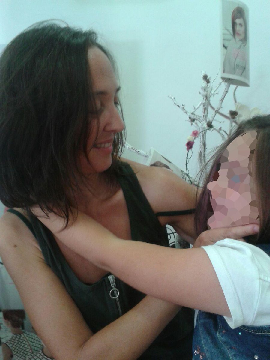 gomina2p's tweet photo. Nuria y su hija!! Montse, corte juvenil y super cómodo. Planchas a tope!!! #peluquería  #ponerosguapos #santacoloma http://t.co/ChxtUgB3Us