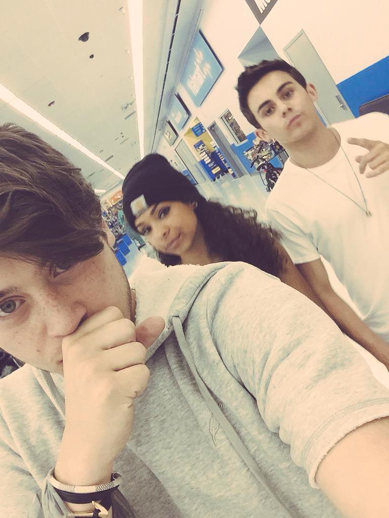 TheeEmmaAlonso's tweet photo. I love my Philip!💞 http://t.co/Wp7FqD4Jss