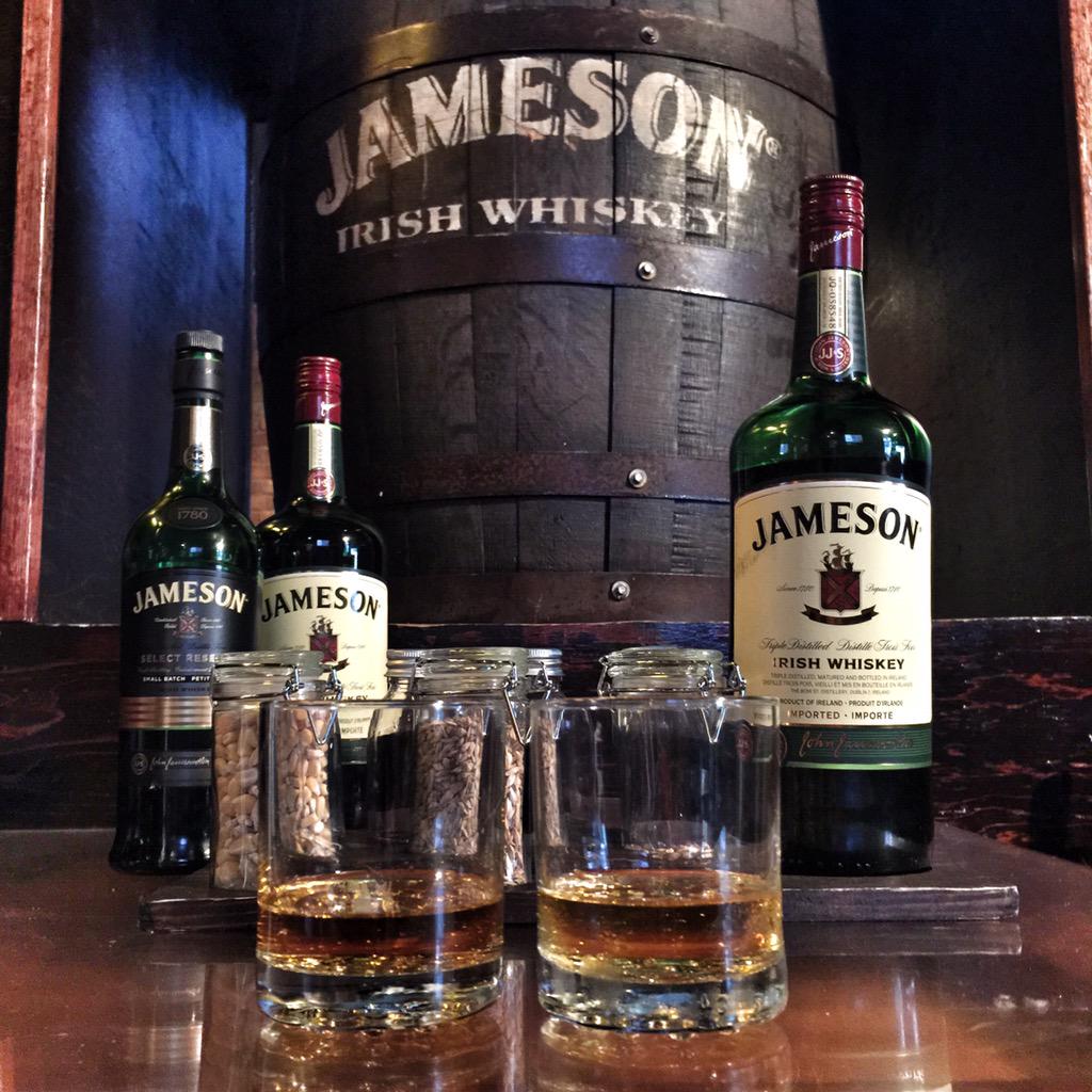 Prête pour la dégustation du #RDVJameson en direct du <a href="/HurleysIrishPub/">Hurleys</a>, le décor parfait pour s'initier au whisky!