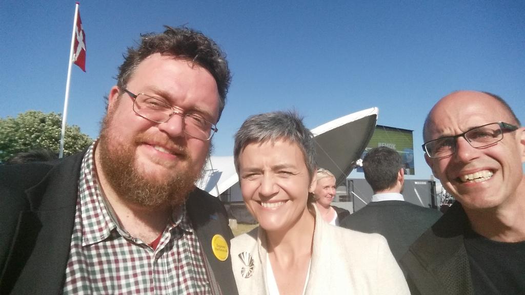martinvigild's tweet photo. Dejligt m @vestager til #fm15. En ingeniørven og fan af grøn tekno. Flankeret af #DTUs @HenWeg og Yours Truely #etfdk http://t.co/p6rrkdV937