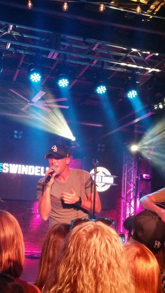 missillinoisint's tweet photo. I'm officially a @coleswindell fan now. He is amazingly talented & has a killer stage presence & personality. #CSfan http://t.co/l7jNZZGtRN