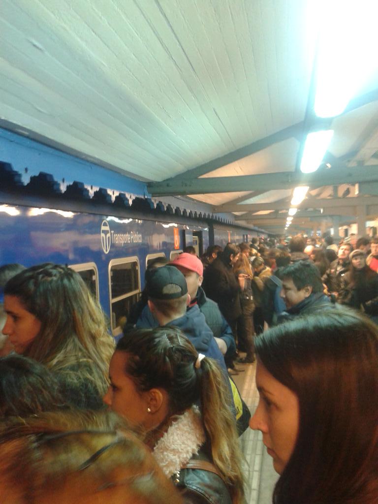 diego_seque's tweet photo. #TrenesArgentinos así está la estación palermo ahora después de media hora de estar encerrados en el tren http://t.co/mFhnbmpdKb