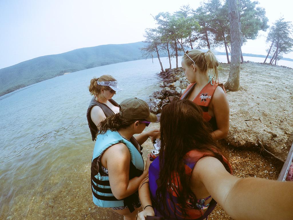 kmajnic's tweet photo. island 🚣🏽🌺 http://t.co/BeCktMnUoS