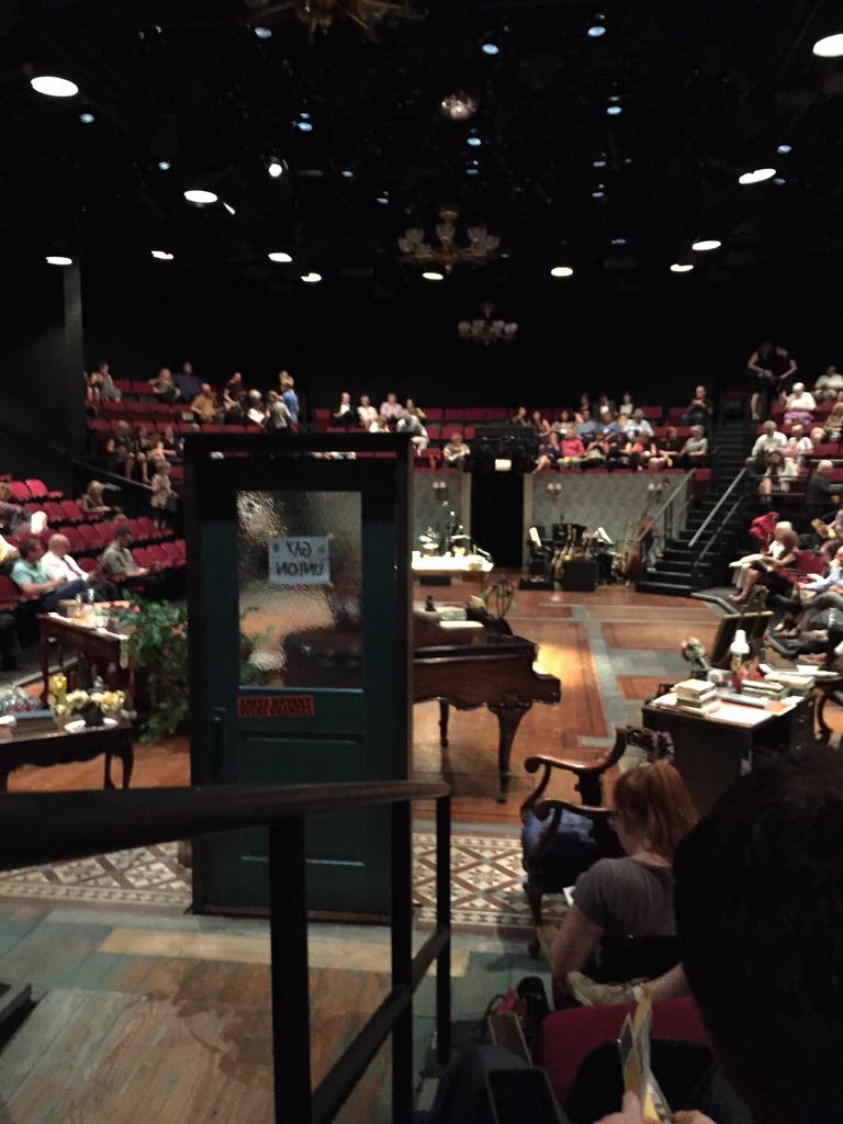 pauldeleeuw1962's tweet image. En nu maar hopen dat de deur tijdens de voorstelling verdwijnt! #funhomemusical