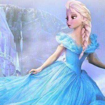 MixElsa's tweet image. Yo de cenicienta @MixElsa  y mi hermana @Elsaarendelle11  la del pelo marón