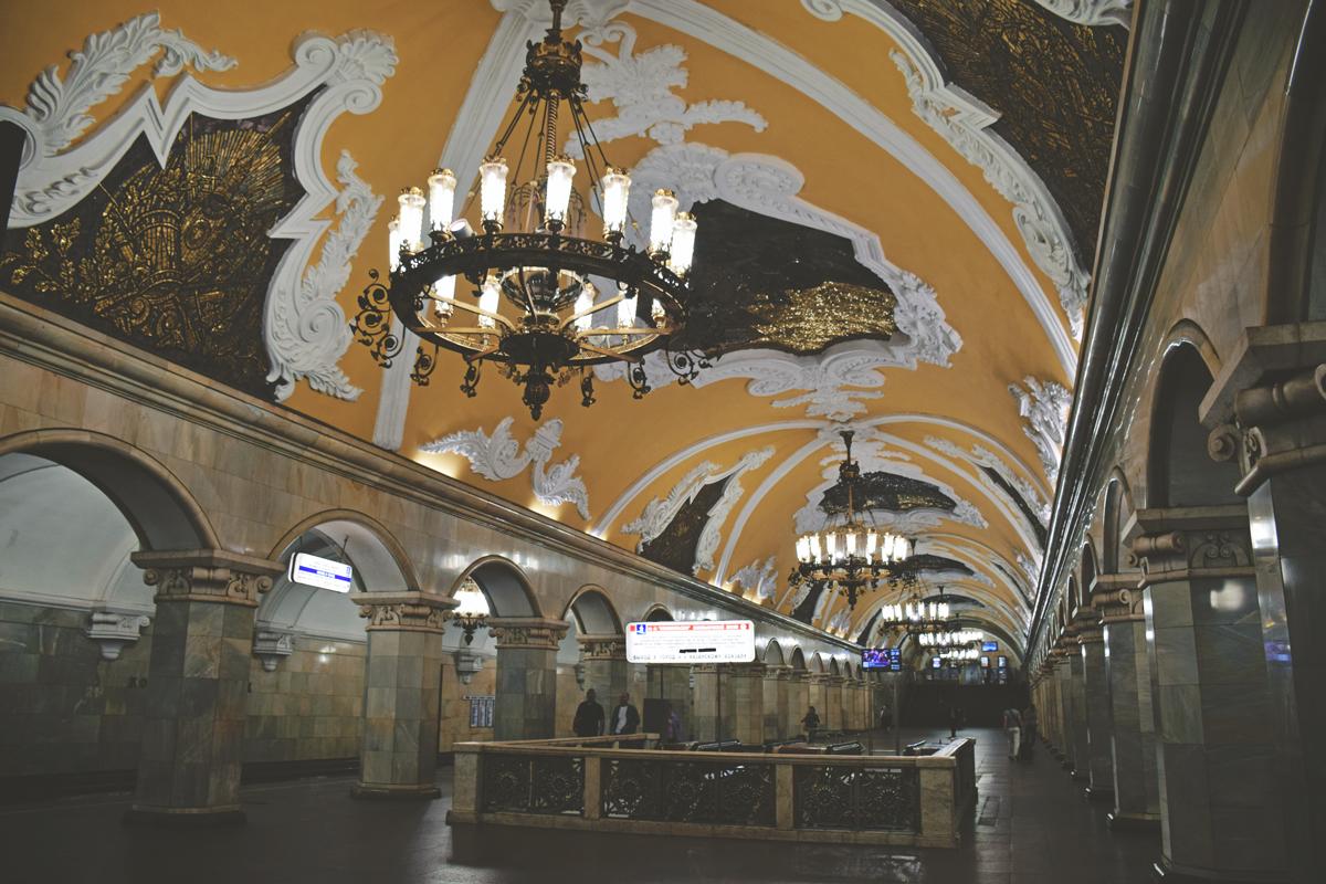Última estación: Komosomolskaya, construida en 1952 y adornada con un techo barroco incrustado de mosaicos.