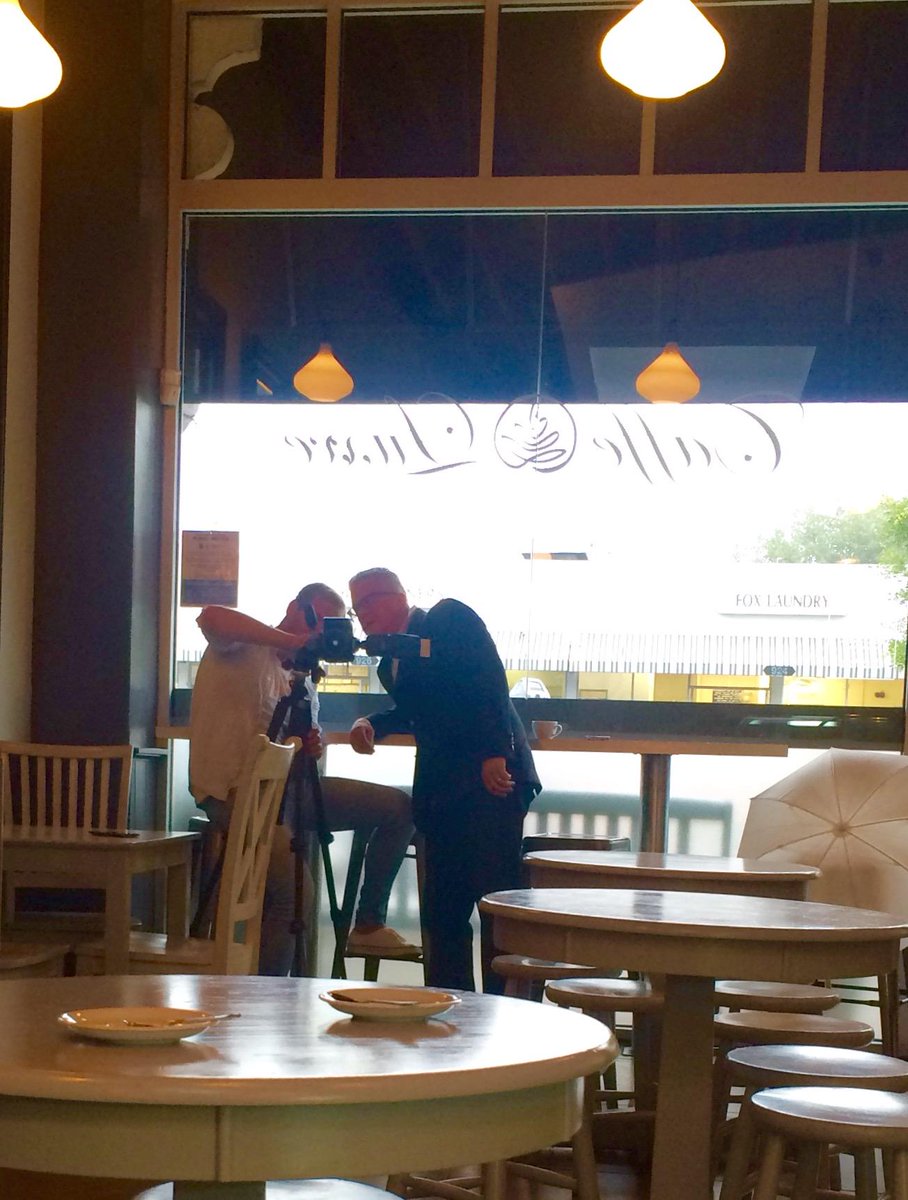 Helping Sean of <a href="/ShootingLA/">Michael McNamara</a> with "expert" #photography advice. <a href="/CaffeLuxxe/">Caffe Luxxe</a> #photoshoot #behindthescenes