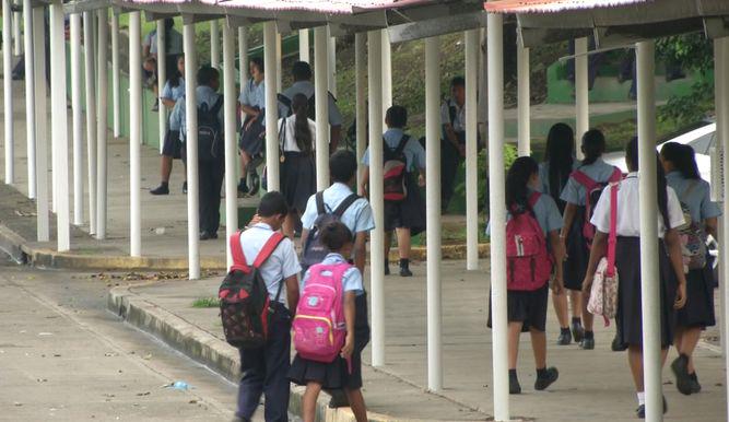 tvnnoticias's tweet photo. Docentes cerrarán este viernes,  vía principal en  la 24 de Diciembre. Entérate en http://t.co/yzumTlec0F #Clases2015 http://t.co/EuIwP2p3TM
