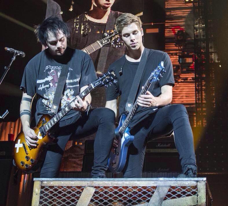 mikeyreacts's tweet photo. muke the ultimate couple http://t.co/aN9SjQs0kp