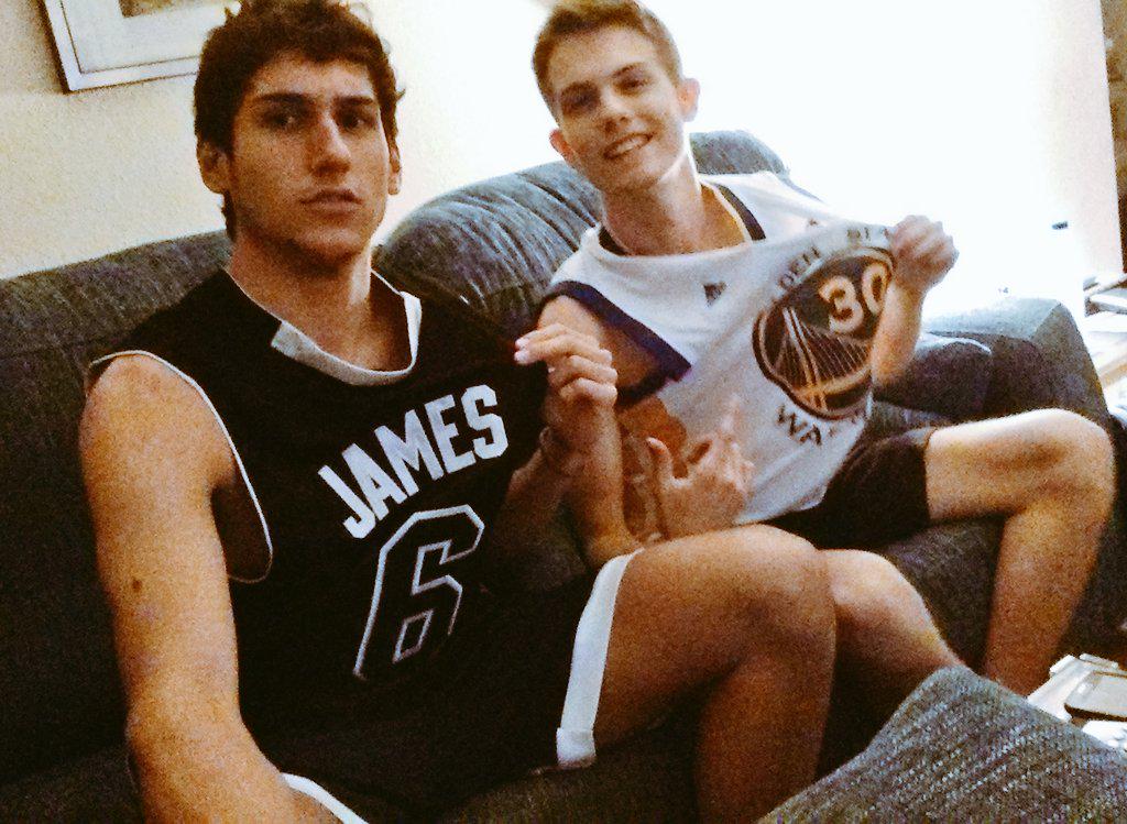 Esteban10Pablo's tweet photo. #dormiresdecobardes @nbaplus  #LebronvsSteph #finals #NBAPlayoffs #NBAFinals #GoCavs #GoWarriors http://t.co/3eXXo88Tvr