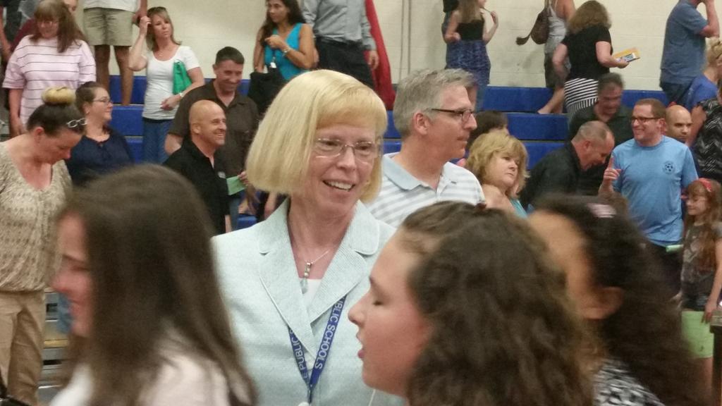 bhyde1's tweet photo. #Mashpee Quashnet School sings Farewell to Principal DeBoer. #HelloAssistant Superintendency
@PrincipalQS http://t.co/NNiThpdfXh