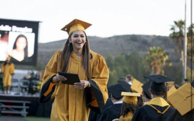 HIOSmag's tweet photo. Congrats to one our of #powerfemales @Zendaya for acknowledging the value of education by graduating! #ClassOf2015👏🏾 http://t.co/arM9Xlutb0