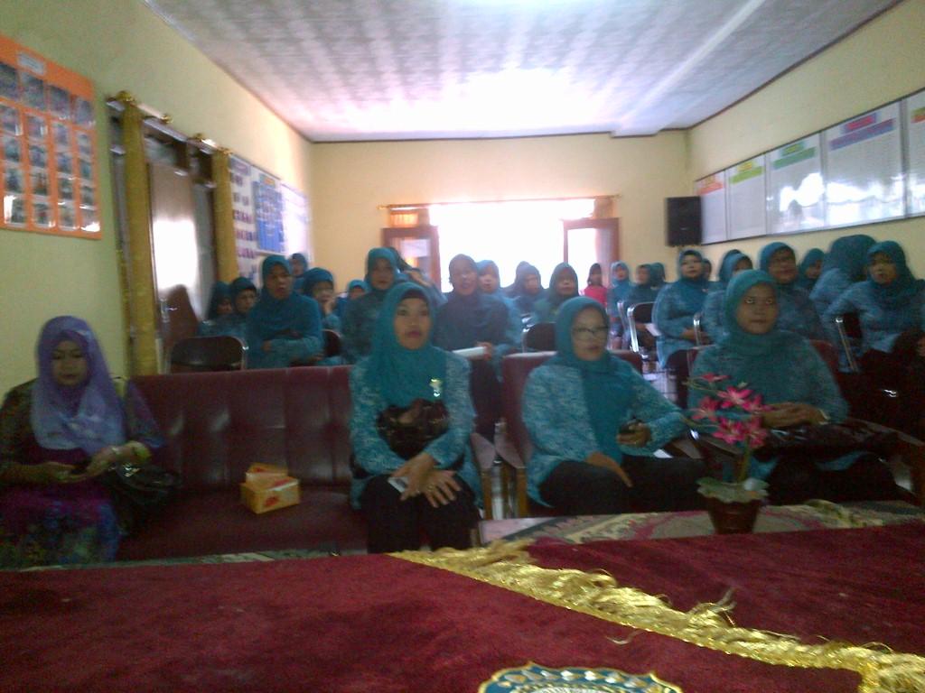 cipadungberani's tweet photo. Jum'at.12.6.15.Pertemuan Rutin TP.PKK.Kel.cipdng @PKK_KotaBDG @ata_lia @HERLINAZAM2  @KecamatanCibiru @DiskominfoBdg http://t.co/Y3T3rhxA12