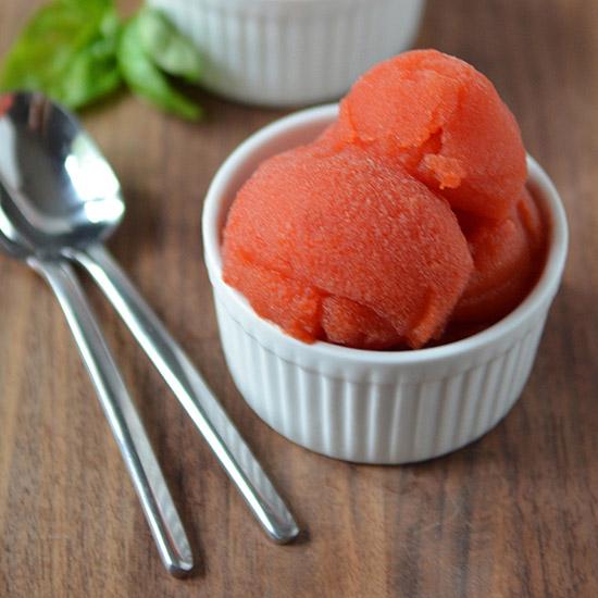 foodandwine's tweet photo. 9 ways to eat tomatoes for every meal: http://t.co/LYqlVq6pCE http://t.co/AdChOHSL2e