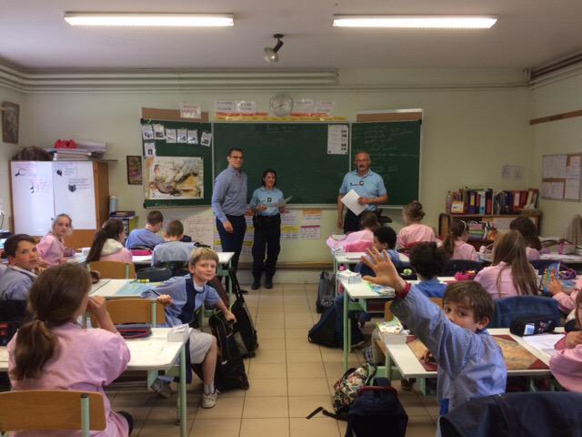 FiorBrandolin's tweet photo. Accompagnement des élèves de l'école Sainte-Marie avec la Gendarmerie de Langon
#permisinternet @AXAFrance http://t.co/4sAANDmDXx