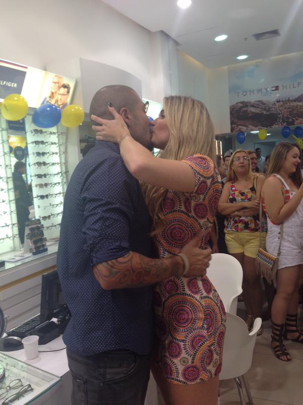 ginvtwitt's tweet photo. O BEIJAÇO. http://t.co/HaPtXCqaGN