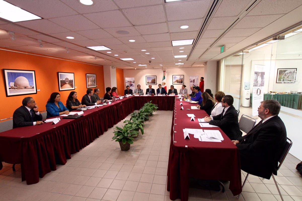 ErnestoNemer's tweet photo. Compartiendo experiencias exitosas del 3x1 para Migrantes con representantes de gobiernos estatales en #LosAngelesCA http://t.co/dPKLRqx8cL