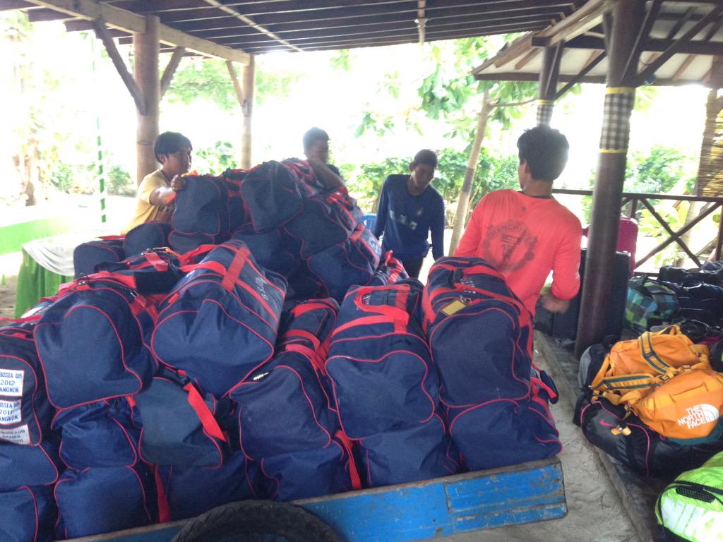 bsjpramuka's tweet photo. That's a lot of baggage! I think the BIS bags are a design classic. http://t.co/QJIzbKt1td