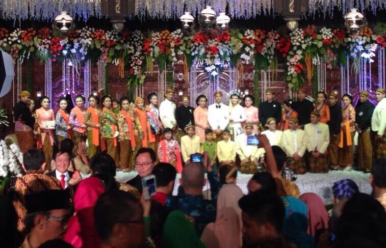 Foto bersama kerabat dan keluarga besar Gibran dan Selvi.