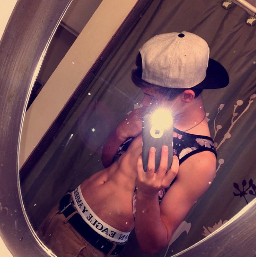 okblakejohnson's tweet photo. When I took tool pics😂😂😂 http://t.co/FDDgn2rUFE