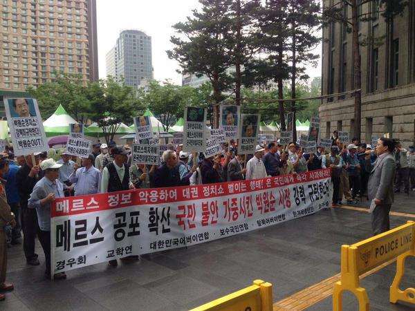 v1004v's tweet photo. 국정원의 늙은이 부대로 추정되는 이 수꼴노인네들이 관제대모할 때마다
메르스 환자 1명씩만 가운데 넣어줍시다
그래도 저런 소리하면서 그 자리에 서 있을지 궁금합니다
메르스가 노인들만 보면, 환장한다면서요?
. http://t.co/2izdMNvTwN