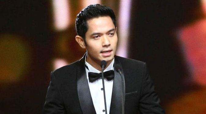 liputan6dotcom's tweet photo. Dude Harlino: Pernikahan Anak Jokowi Patut Dicontoh http://t.co/t6BOWQffV7 http://t.co/qE9sfNLcCz