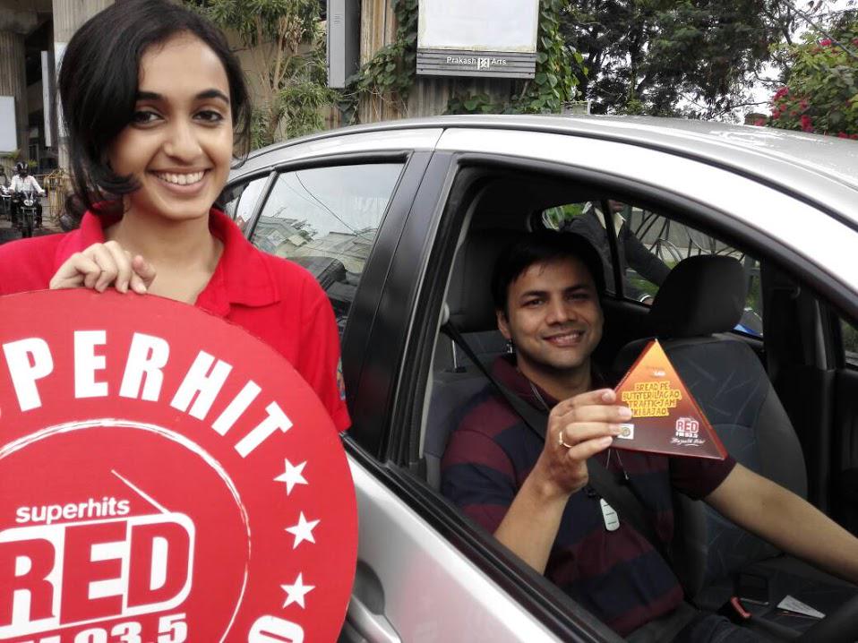 Redfmbengaluru's tweet photo. Goofy shades, dancing & food! It's all there #BreadButterJam at MG Road on the last day #BajaateRaho http://t.co/XyYc86jZgr