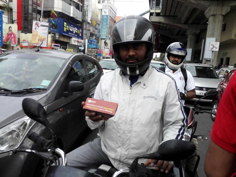 Redfmbengaluru's tweet photo. Would you care for a quick snack? ;) #BreadButterJam at MG Road on the last day #BajaateRaho http://t.co/JjnFLm0vBC