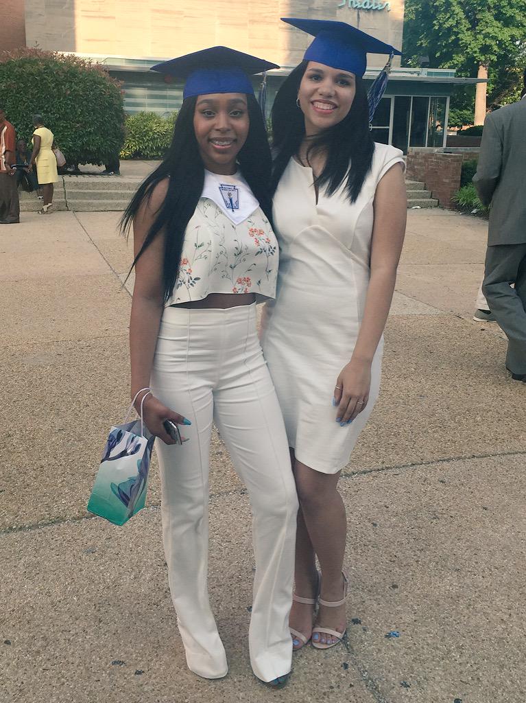 redc0urvette's tweet photo. Graduated today with my faves πππ #2k15graduates http://t.co/02H14Xd94B