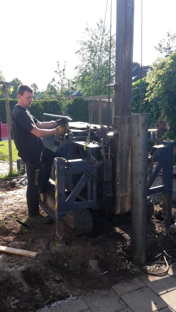 Een verbouwing Door ons <a href="/HButerbouw/">Hbuterbouw</a> vandaag worden de palen geslagen. <a href="/klaasras1/">klaas ras</a> <a href="/Palenrammer/">albert ten napel</a> de toppers!