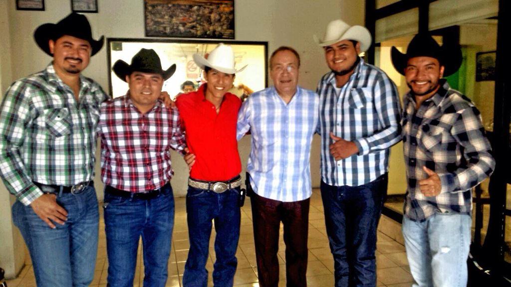 LosGavilancitos's tweet photo. Gracias a @JC_Melchor por la invitación a su programa échele compare!! Nos la pasamos a todo dar #purogavilancitos!!! http://t.co/17Yf7TSts4