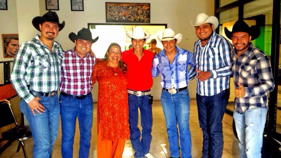 LosGavilancitos's tweet photo. Gracias a @JC_Melchor por la invitación a su programa échele compare!! Nos la pasamos a todo dar #purogavilancitos!!! http://t.co/17Yf7TSts4