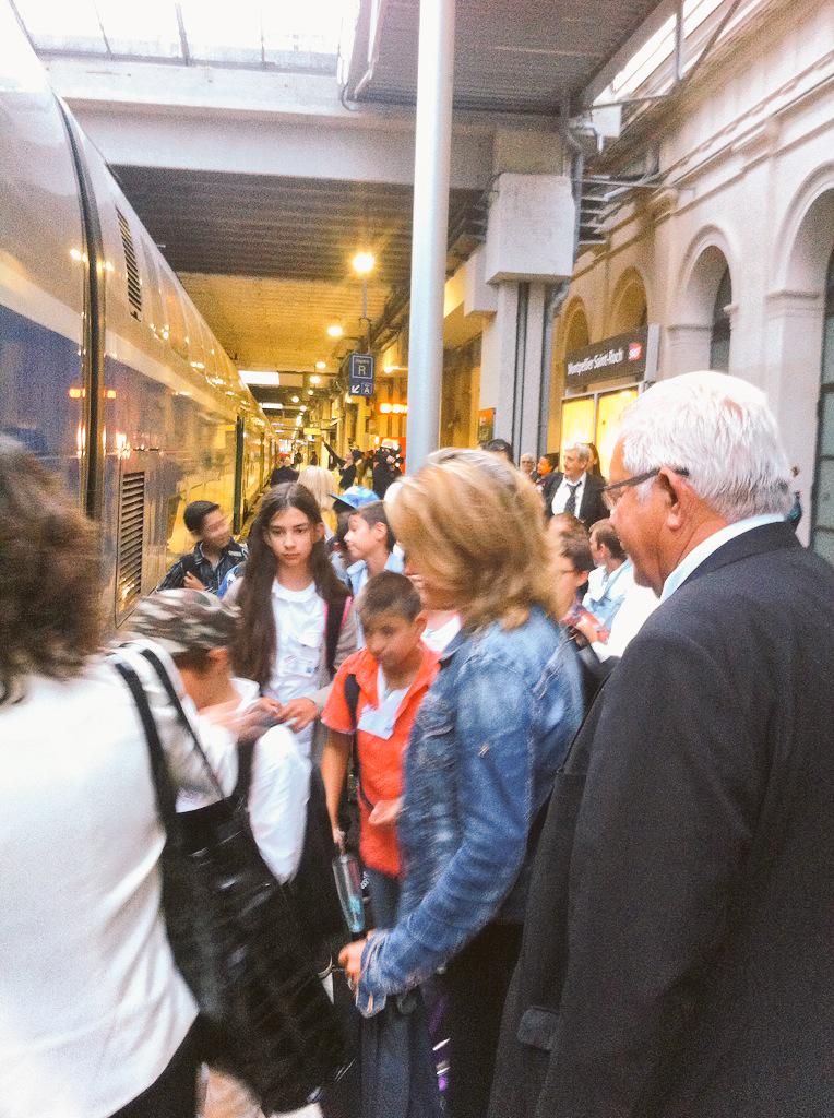 PatrickVignal's tweet photo. Les députés juniors montent dans le train direction l'Assemblée Nationale #ParlementDesEnfants http://t.co/ewAUlSixhN