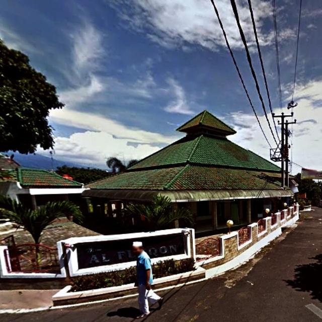 BukosBogor's tweet photo. Selamat menunaikan ibadah Sholat Jumat kos #MasjidAlFurqon http://t.co/udqIfTZGaC