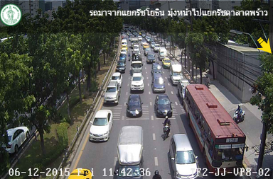 fm91trafficpro's tweet photo. 11.42น. คืบหน้าอุบัติเหตุหน้า ม.ราชภัฏจันทรเกษม ยังเหลือรถบัสอีก 1 คัน ระหว่างเคลื่อนย้าย รถติด ท้ายอยู่สะพานพระราม 7 http://t.co/m6ku3oAey2