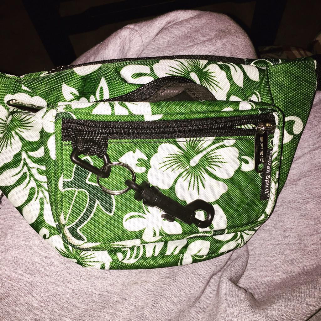 itsBklynBitch_'s tweet photo. I've been ready feeling green lately ๐ฟ๐บ #FannyPacksRBack http://t.co/40hf6c6r0q