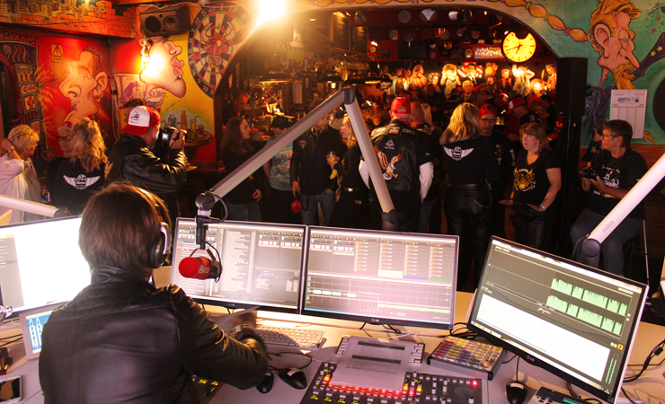 QmusicNL's tweet photo. Een warm welkom! Je hoort @Mattiewietze live vanaf #ShadowMC, de gezelligste motorclub van Nederland! #nuopQ http://t.co/ZJukmJ2IdF