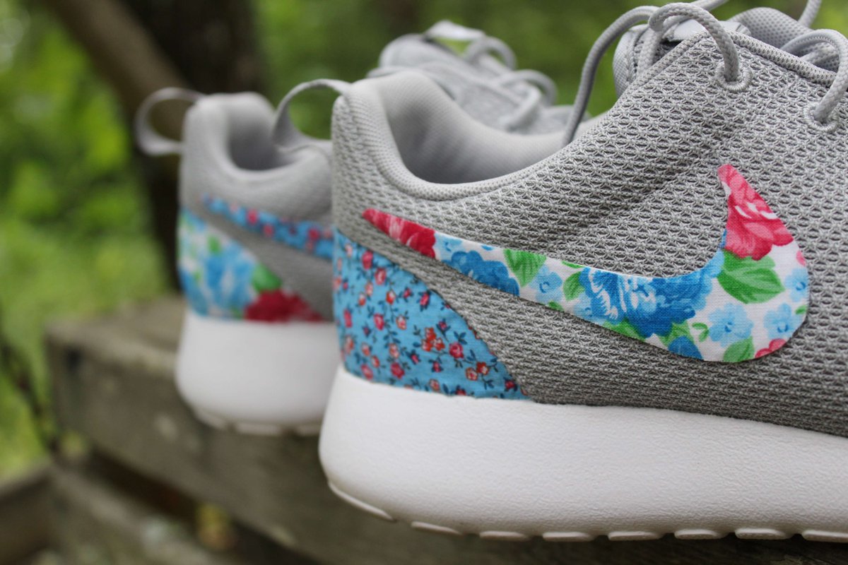 GrabbKicks's tweet image. RT this &amp;amp; follow us to win a FREE pair of custom Nike Roshes. One winner picked 6/14 @ 8pmEST. GrabbKicks.com