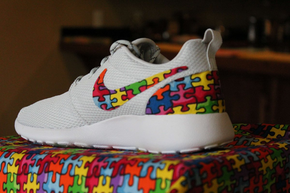GrabbKicks's tweet image. RT this &amp;amp; follow us to win a FREE pair of custom Nike Roshes. One winner picked 6/14 @ 8pmEST. GrabbKicks.com