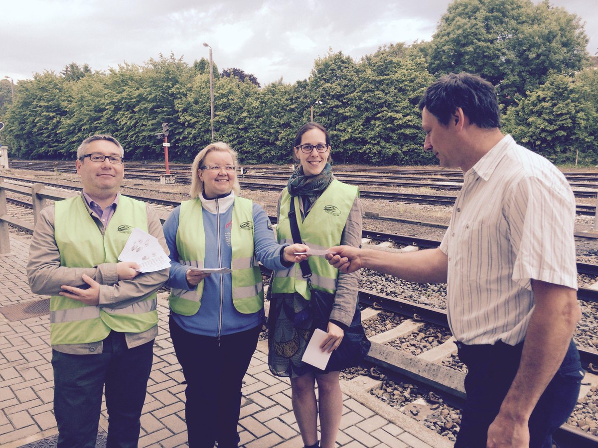 BeNavetteurs's tweet photo. #Walcourt Action en faveur du maintien des 33 guichets #SNCB http://t.co/ZKE66i57lc