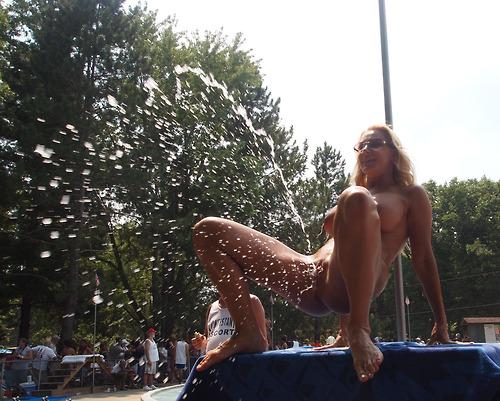 1983jemie's tweet photo. My favorite pee pics -will be updated often- #Piss #Pissing #Peeing #XXX http://t.co/DhtWYOs7nL #Girls http://t.co/zWtwQ5AfYZ