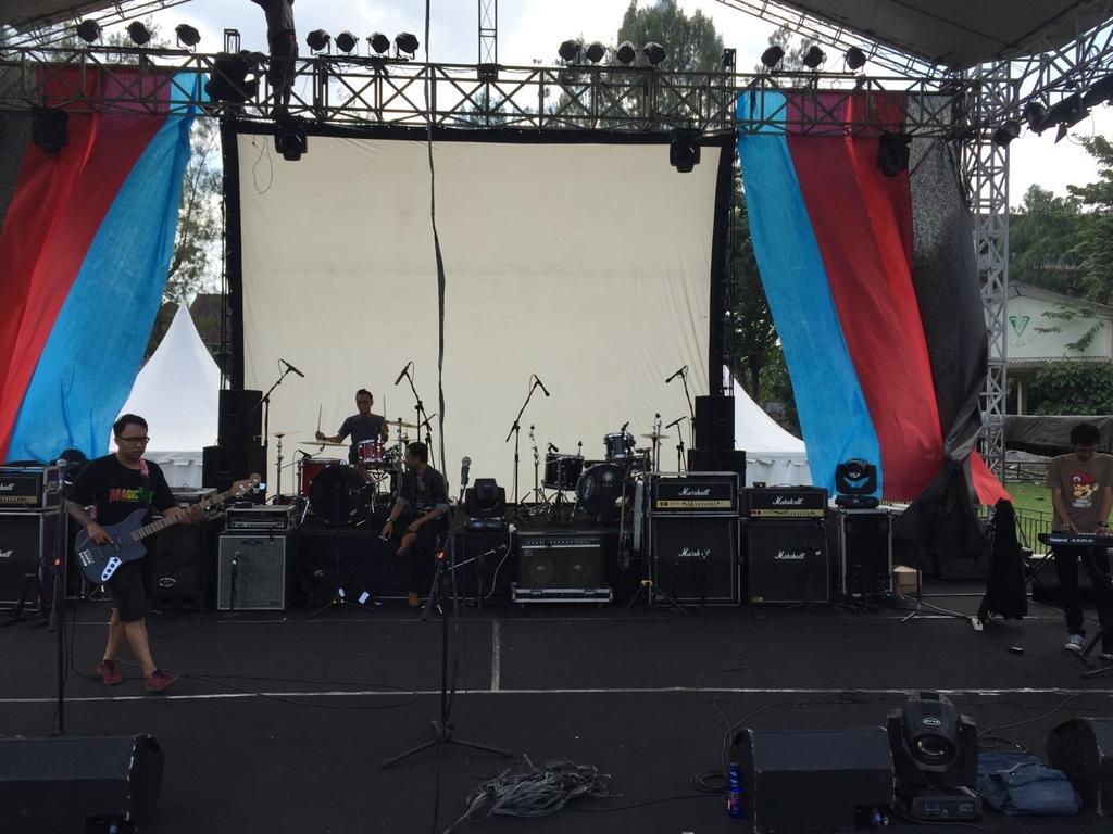 Udah selesai sound check dan siap untuk nanti malam.sampai ketemu di CIRCUS MAXIMUS!!