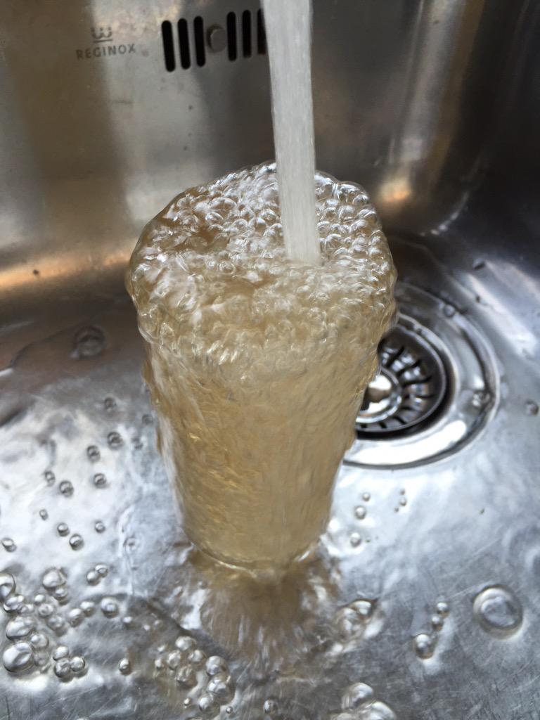 EvertdeKevert's tweet photo. @Vitens is dit de nieuwe trend? Bruin water in. Utrecht centrum http://t.co/oeue4XkaoU