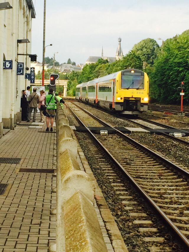 rasleboldesncb's tweet photo. @rasleboldesncb @BeNavetteurs @NavBelge @SNCB @jgalant74 contre la fermeture des guichets SNCB #sncb #walcourt http://t.co/J2mPD6aYO0