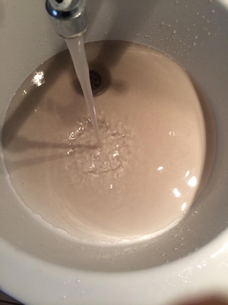 Bas1_'s tweet photo. Hier ook! “@ingevanwezel: Bruin water in 030. @Vitens http://t.co/wZjoBn4w48”