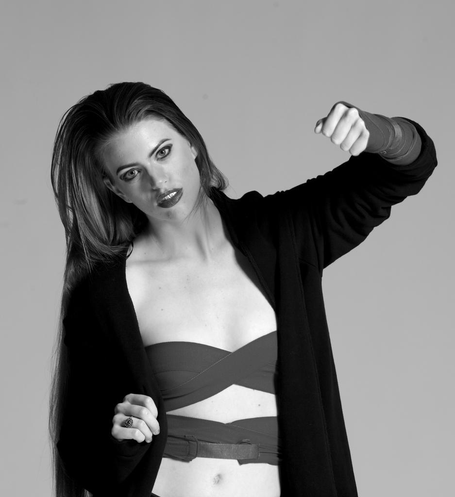 StripperBuddha's tweet photo. Shannon w them wraps had to get this black n white #fashionshoot #officiallypro
#exstripperproblems @ClubRisque http://t.co/zLK51AN5DW