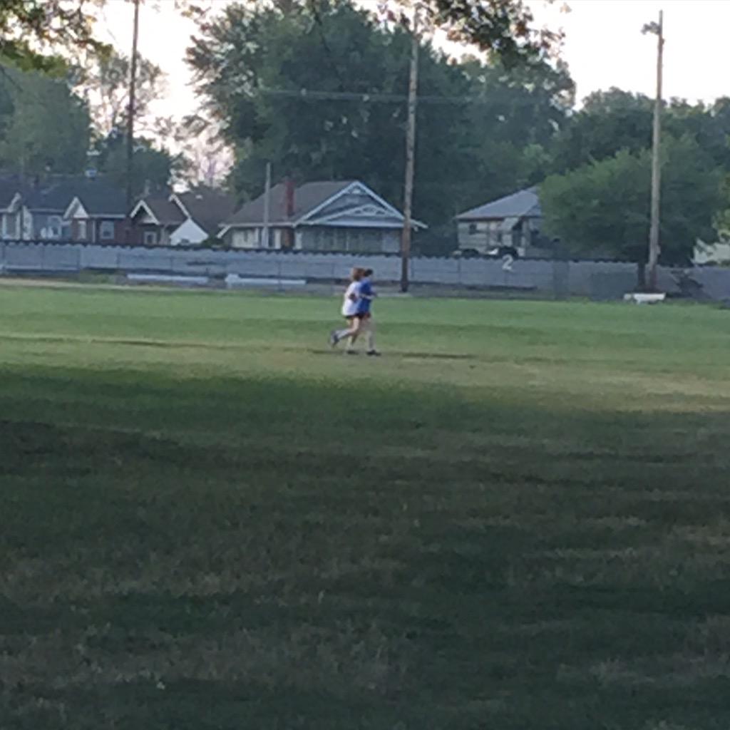 StantonJodi's tweet photo. She got her mile in for the day before 7am!!   #offcourtwork #dedication @stantonjenna5 http://t.co/F4oieaKFp0